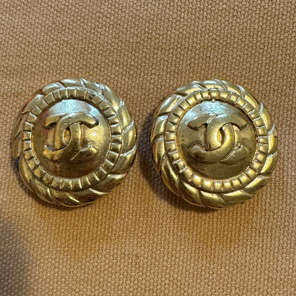 Vintage Chanel double C’s clip on earrings 💫
